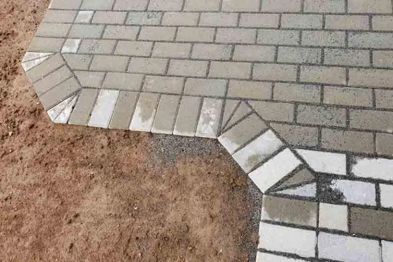 Trinkelių kraštų apibetonavimas