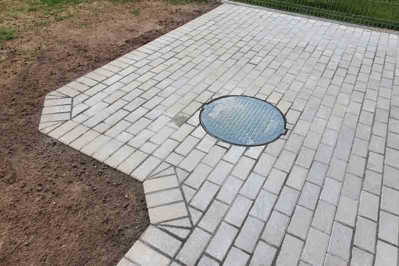 Trinkelių šonu apibetonavimas