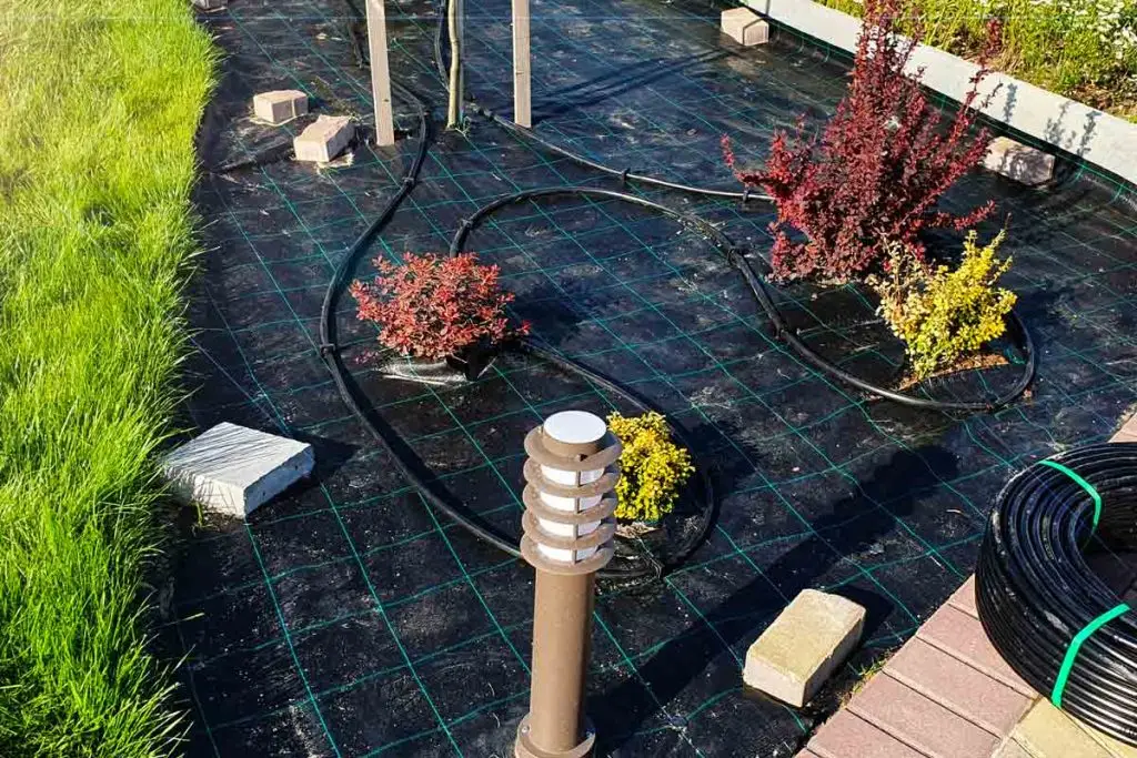 Lašelinio laistymo sistemos įrengimas gėlynams